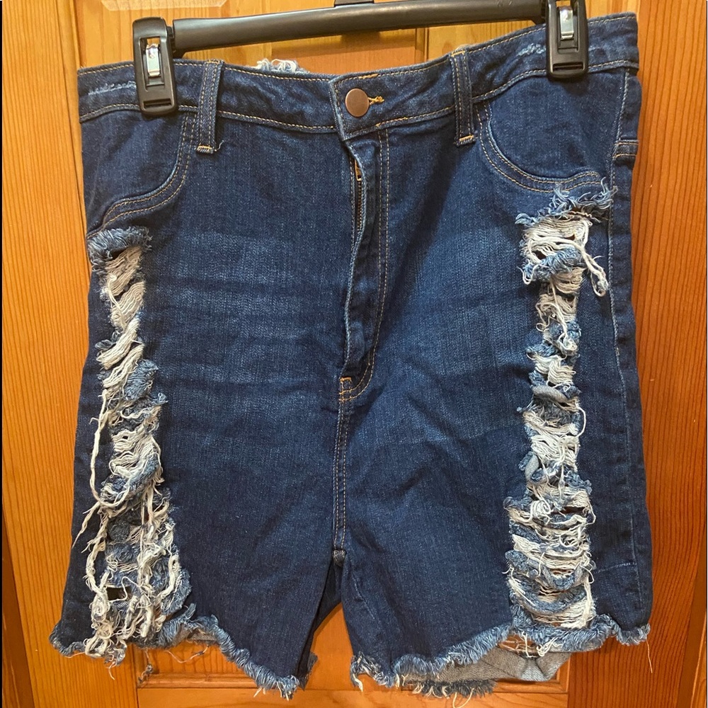 Fashion Nova heavily ripped jean shorts nwt
